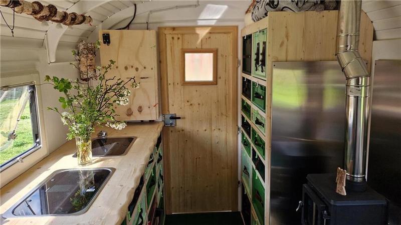 Moderne „Landstreicherin“: Minimalistisches Leben in der Kutsche Mit dem Tiny-Haus auf Rädern ist „Landstreicherin“ Wencke Bellmann in den wärmeren Monaten autark unterwegs. Foto: Bellmann