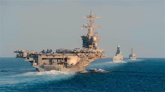 Mit dem US-Flugzeugträger USS Abraham Lincoln (vorn links) haben die USA bereits Anfang des Jahres ihre Präsenz im Nahen Osten verstärkt. (Archivbild)