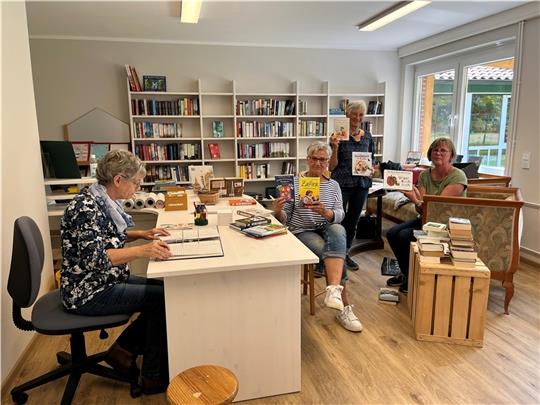 Mit dem Umbau des Baljer Dorfgemeinschaftshauses ist die Gemeindebücherei ins Erdgeschoss gezogen. Das ehrenamtliche Team mit Hannelore Kröger, Gerda Kappus-Settmann, Gunda Remien und Emke Janßen (von links) sortieren und erfassen derzeit d