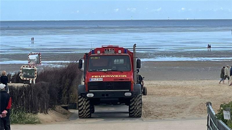 Mit dem Unimog fahren die Einsatzkräfte am Donnerstag bis wenige hundert Meter an die Einsatzstelle. Dann kommen sie nicht mehr weiter. Foto: Feuerwehr