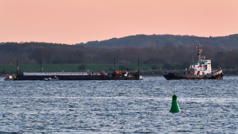 Mit dem Wal in der Barge nahm der Schleppverband Kurs auf die Nordsee