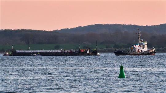 Mit dem Wal in der Barge nahm der Schleppverband Kurs auf die Nordsee