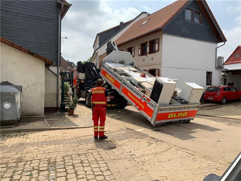 Mit dem Wechsellader werden durchnässte Möbel abtransportiert.