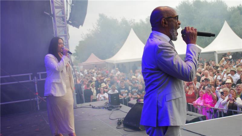 Das letzte Elbstrandfestival auf Krautsand: Mega-Party mit 3500 Fans Mit dem Welthit „Coco Jamboo“ überzeugten Layzee aka Mr. President und Sängerin Elsa Dennis.