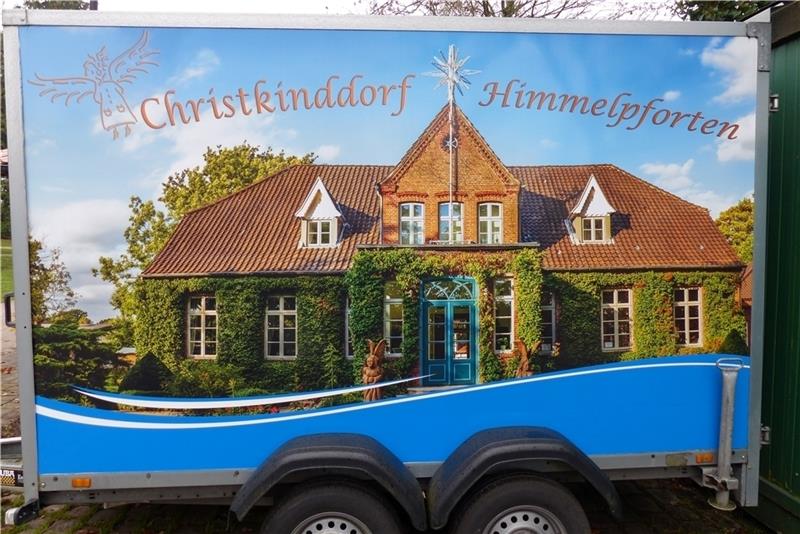 Mit dem Werbe-Anhänger macht das Christkinddorf ganzjährig Werbung. Foto: Eidtmann