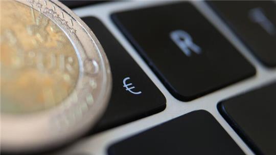 Mit dem digitalen Euro „hätten Verbraucherinnen und Verbraucher die Möglichkeit, neben Banknoten und Münzen auch eine digitale Form von Zentralbankgeld zu nutzen“, sagt die EZB.