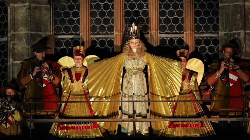 Mit dem feierlichen Prolog eröffnet Nora Falk, das neue Nürnberger Christkind, auf der Empore der Frauenkirche offiziell den Nürnberger Christkindlesmarkt 2025.