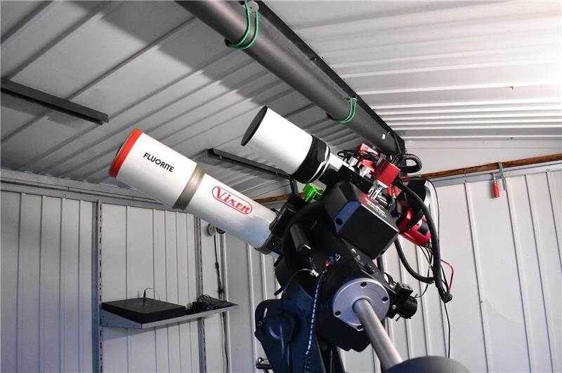 Naturschauspiel am Nachthimmel: Altländer erklärt das Geminiden-Spektakel Zwei Teleskope auf einer Montierung in Johannes Lüths Sternwarte.