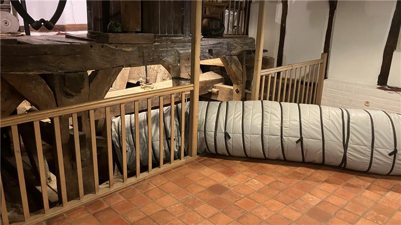 Buxtehuder Wassermühle von Würmern befreit Mit dem natürlichen Warmluftverfahren geht der Schädlingsbekämpfer gegen Holzwürmer in der Wassermühle Ovelgönne vor. Aus dem Schlauch am Boden strömt heiße Luft. Bei spätestens 55 Grad werden alle im Holz lebenden Organismen dadurch abgetötet.