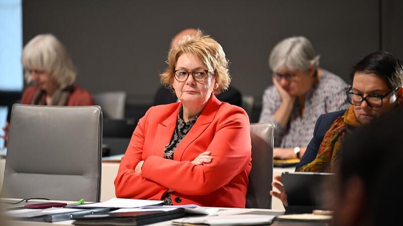 Mit dem neuen Polizeigesetz will Ministerin Behrens unter anderem den Schutz von Opfern häuslicher Gewalt verbessern.