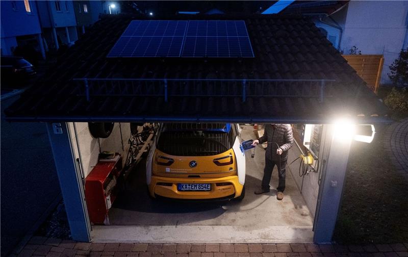 Mit dem neuen Programm wird der Kauf und die Installation einer Ladestation für Elektroautos in Kombination mit einer Photovoltaikanlage und einem Solarstromspeicher gefördert.