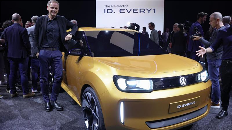 Günstigere E-Autos: VW startet Produktion in Spanien Mit dem noch günstigeren ID. Every1 will Konzernchef Oliver Blume im kommenden Jahr nachlegen. (Archivbild)