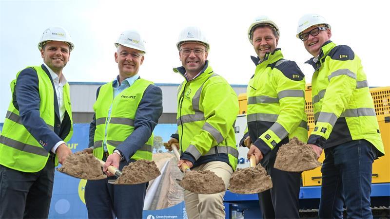 EWE baut neue Wasserstoffpipeline für Elektrolyseur in Emden Mit dem symbolischen Spatenstich starten sie den Bau der neuen Wasserstoffpipeline in Ostfriesland.