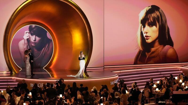 Taylor Swift schreibt mit viertem Album Grammy-Geschichte Mit dem vierten Preis für das beste Pop-Gesangsalbum lässt Taylor Swift die Musikgrößen Paul Simon, Frank Sinatra und Stevie Wonder hinter sich, die je dreimal in der Kategorie ausgezeichnet wurden.