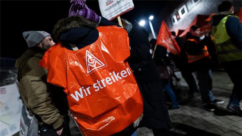 Mit den Aktionen will die IG Metall in dem Tarifstreit um Lohnkürzungen, Stellenabbau und mögliche Werksschließungen noch einmal den Druck erhöhen.