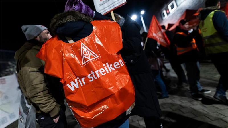 Mit den Aktionen will die IG Metall in dem Tarifstreit um Lohnkürzungen, Stellenabbau und mögliche Werksschließungen noch einmal den Druck erhöhen.