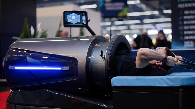 Mit den Armen trainieren, während der restliche Körper im „Flow System“ des Geräteherstellers Art of Cryo durch Über- und Unterdruck stimuliert wird.