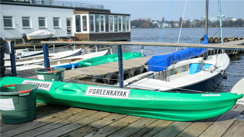 Mit den Booten von „GreenKayak“ wurde Tonnenweise Müll aus Gewässern im Norden gezogen. (Archivbild)