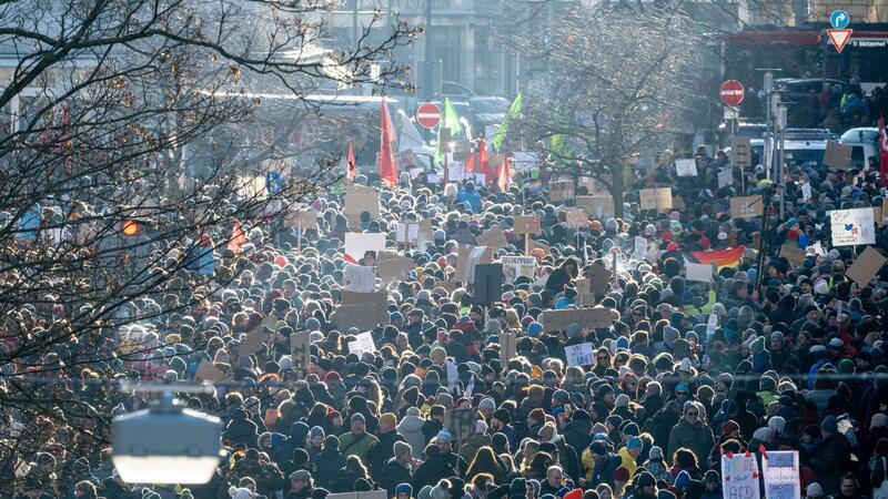Hunderttausende demonstrieren gegen rechts Mit den Demonstrationen wollen die Teilnehmer ein Zeichen des Widerstands gegen rechtsextreme Umtriebe setzen.