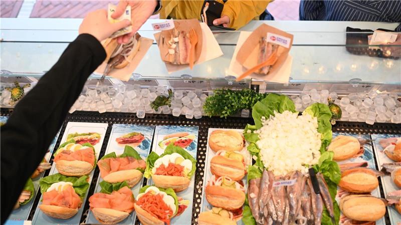 Fischgenuss und Traditionsschiffe - Emden feiert den Matjes Mit den Emder Matjestagen erinnert die Stadt an die lange Tradition der ostfriesischen Heringsfischerei.