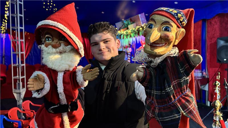 Mit den Hohnsteiner Handspielpuppen tritt Leon Frank derzeit im Stader Moor auf.