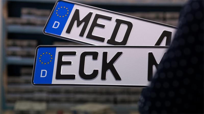 Mit den Kennzeichen für Eckernförde und Meldorf drücken manche Autofahrer Heimatverbundenheit aus. (Symbolbild)
