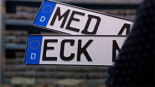 Mit den Kennzeichen für Eckernförde und Meldorf drücken manche Autofahrer Heimatverbundenheit aus. (Symbolbild)