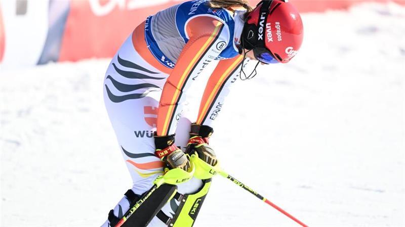 Ski-Team droht Fiasko: Kraftlose Dürr verpasst Medaille Mit den Kräften am Ende: Die angeschlagene Lena Dürr nach dem WM-Slalom.