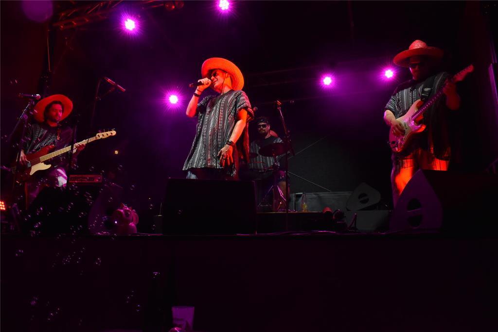 Mit den Lokalmatadoren von Los Muertos Muchachos und einem Seifenblasen spuckend...