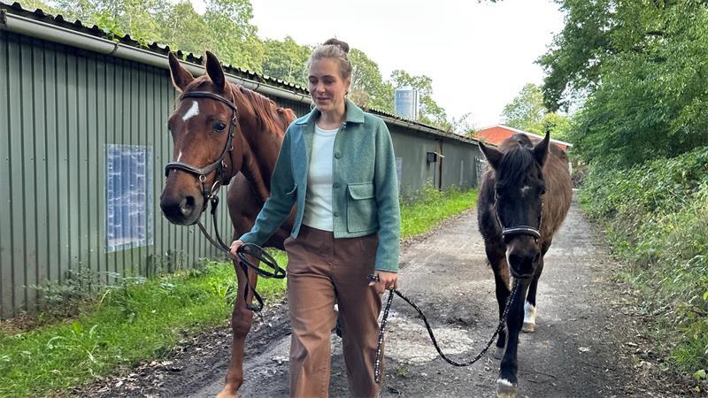 Alena Hartlef: Warum sie für die Stader Reitertage jedes Jahr Vollgas gibt Mit den Pferden Erna und Justine ist Alena Hartlef auf dem Weg zum Reitplatz. Dem Ort, an dem am Wochenende das große Turnier steigt.