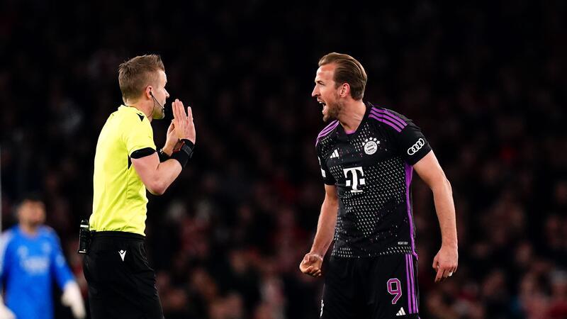 Bayern hadern nach Handspiel - Ist das ein Kinderfehler? Mit den Schiedsrichterentscheidungen waren die Bayern um Harry Kane (r) nicht zufrieden.