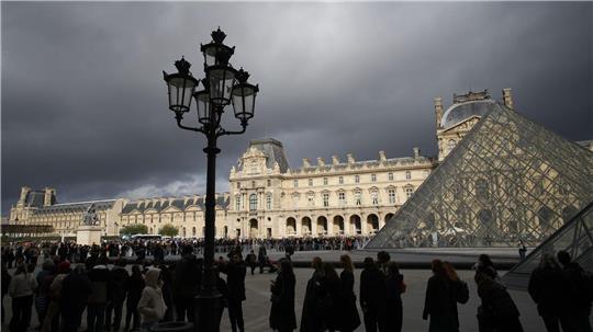 BKA und Interpol fahnden nach gestohlenen Louvre-Juwelen Mit den Sicherheitsvorkehrungen im Pariser Louvre soll es nicht zum Besten bestellt sein (Archivbild).