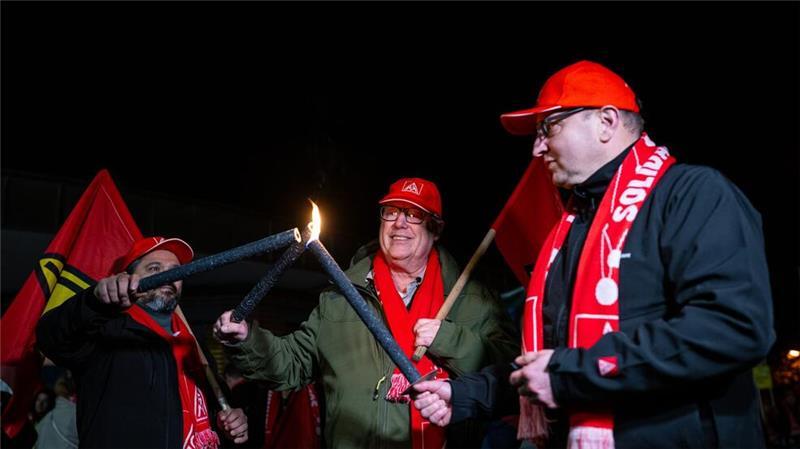 Warnstreiks an zahlreichen Werkstoren in Niedersachsen Mit den Warnstreiks will die Gewerkschaft IG Metall den Druck im aktuellen Tarifkonflikt erhöhen.
