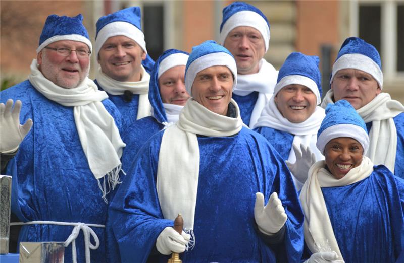 Mit den blauen Weihnachtsmannkostümen wollen die Mitglieder des Vereins aus Harburg in der Öffentlichkeit auf ihr Anliegen aufmerksam machen.