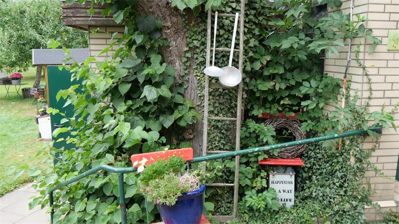 Traditionshaus mit Seele – Restaurant Hintze lockt an den Estedeich Mit den großen Kellen wurde früher Aalsuppe aus riesigen Töpfen geschöpft. Als Gartendeko bewahren sie die Erinnerung an vergangene Jahrzehnte.