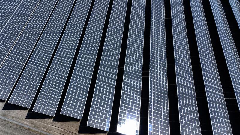 Vattenfall liefert Solarstrom an Evonik Mit den neuen Verträgen mit Vattenfall kommt mehr als 50 Prozent des von Evonik bezogenen Stroms aus erneuerbaren Quellen. Bis 2030 möchte das Unternehmen vollständig auf grünen Strom umstellen.