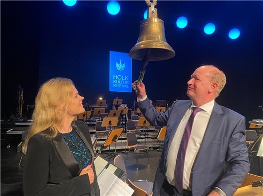 Mit den traditionellen sieben Schlägen an der Schiffsglocke läutet Reinhold Hilbers das 21. Holk Kulturfestival ein. Foto: Weselmann