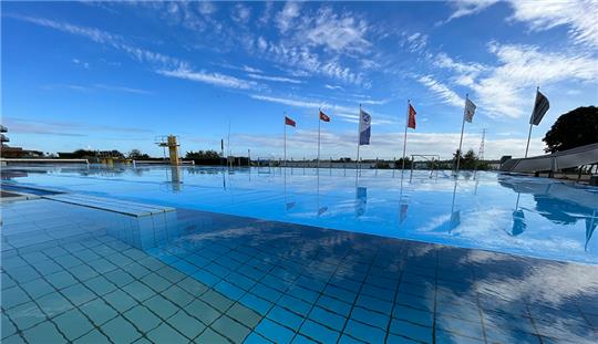 Mit der Abdeckplane haben die Altländer im Freibad in Twielenfleth den Energieverbrauch senken können, seit Montag ist geschlossen. Foto Vasel
