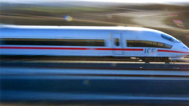Trotz Verspätungsalarm: Bahn erhöht Ticketpreise im Fernverkehr Mit der Bahncard 100 können alle ICE benutzt werden. Der Preis dafür wird jedoch bald angehoben. (Archivbild)