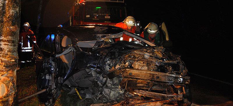 Mit der Beifahrerseite prallte der Opel Corsa auf der Kreisstraße 3 gegen einen Straßenbaum und fing Feuer. Foto Helfferich