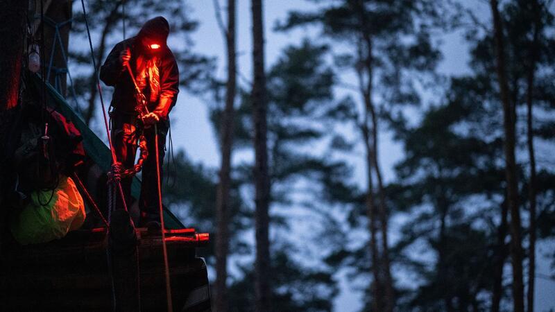 Mit der Besetzung will die Initiative „Tesla stoppen“ eine Rodung des Waldstücks und eine Erweiterung des Tesla-Geländes verhindern.