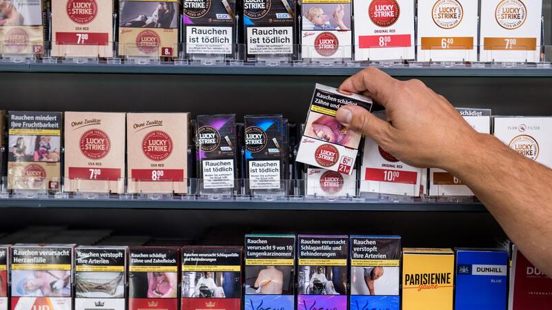 Einbrecher stehlen 250 Stangen Zigaretten aus Rewe-Markt Mit der Beute im Wert von über 2.000 Euro flohen die Täter dann unerkannt. (Symbolbild)
