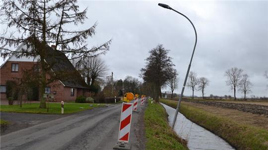 Mit der Böschung sackt an der Kreisstraße 10 auch die Straßenlaterne ab.