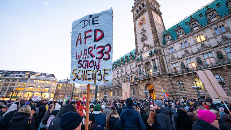 Mit der Demonstration wollen die Teilnehmenden ein Zeichen des Widerstands gegen rechtsextreme Umtriebe setzen.