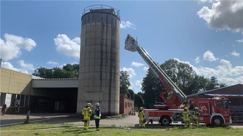Einsatz bei Tischlerei in Cuxhaven: Feuer im hohen Silo-Turm Mit der Drehleiter fahren die Feuerwehrleute hoch bis zur Öffnung des Turms.