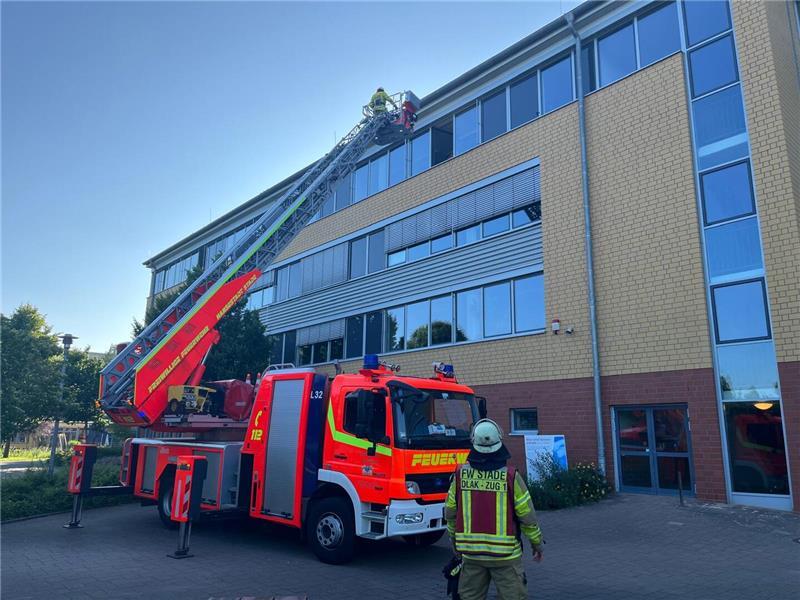 Großalarm für Stader Feuerwehr: BBS in Flammen - Schwerer Unfall Mit der Drehleiter geht es ins oberste Stockwerk.