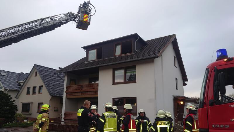Brand zerstört Einsatzfahrzeuge der Feuerwehr – Schaden immens Mit der Drehleiter gingen die Einsatzkräfte der Feuerwehr in Schiffdorf-Spaden vor.