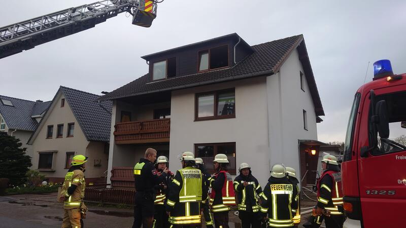 Nachbarn aus brennendem Haus befreit – Er wird zum Lebensretter Mit der Drehleiter gingen die Feuerwehren vor.