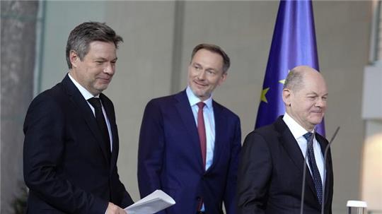 Mit der Einigung, um die Olaf Scholz (SPD) sowie Bundesfinanzminister Christian Lindner (FDP) und Wirtschaftsminister Robert Habeck (Grüne) tagelang gerungen hatten, gibt es fast vier Wochen nach dem Urteil des Bundesverfassungsgerichts eine Lösung der Haushaltskrise.