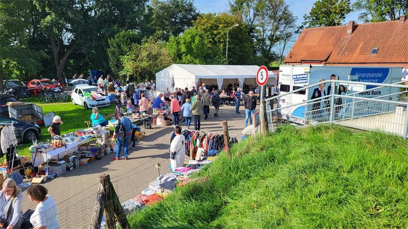 Mit Herz und Hand: Warum die Fähre Brobergen besonders ist Mit der Fähre geht es über die Oste zum Floh- und Bauernmarkt. Mit dem Markt endet traditionell die Fähren-Saison in Brobergen.